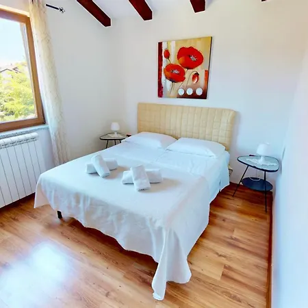 Apartament With Balcony & Parking, Claudia