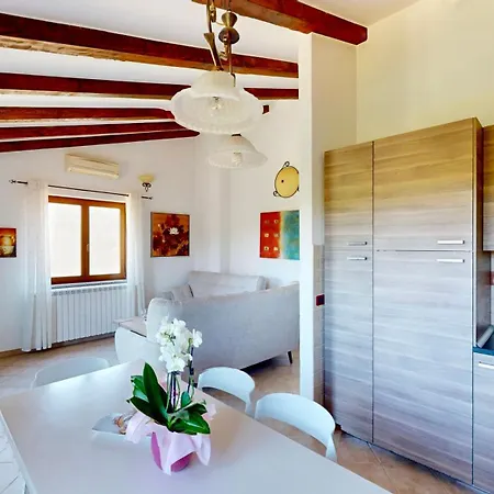 Apartman With Balcony & Parking, Claudia *